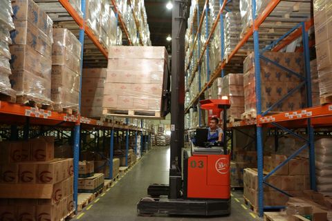 Склад и паллеты с грузом